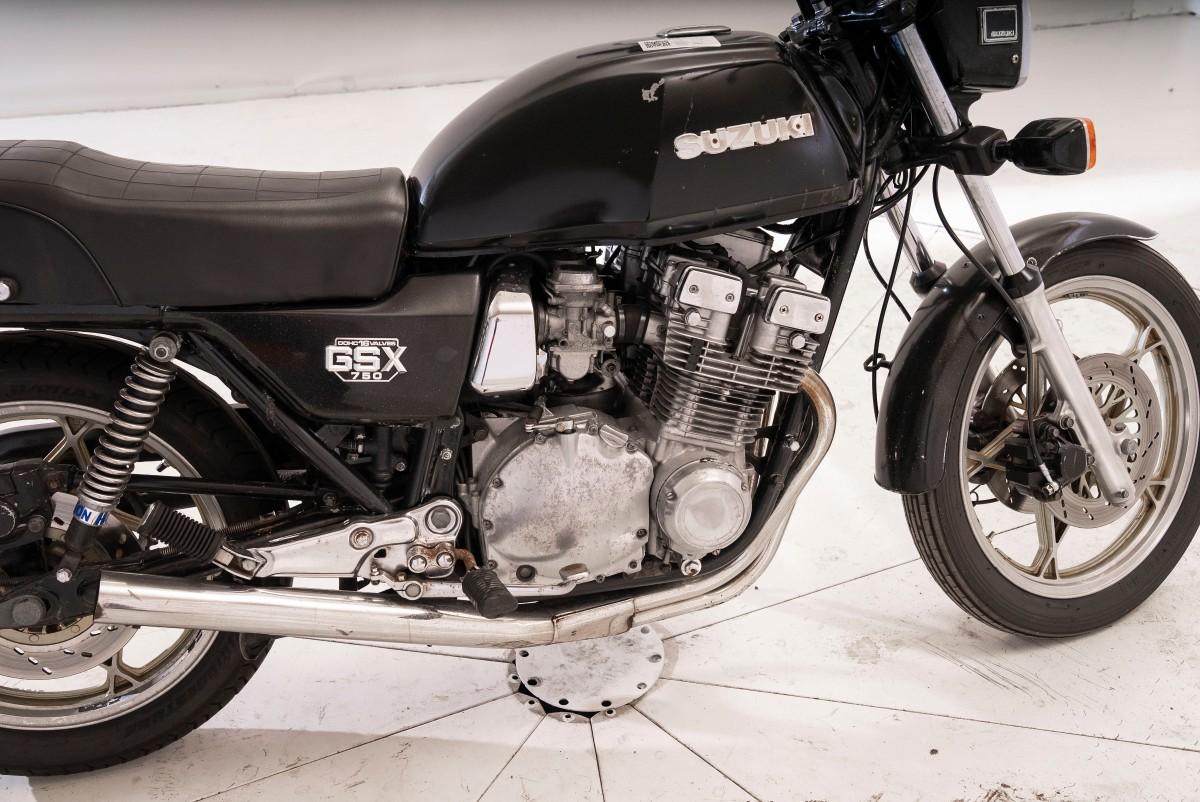 1981 SUZUKI GSX750 - UTEN MINSTEPRIS!