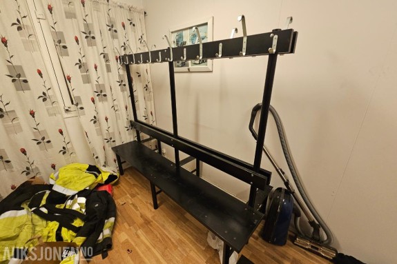 To stk garderobestativ