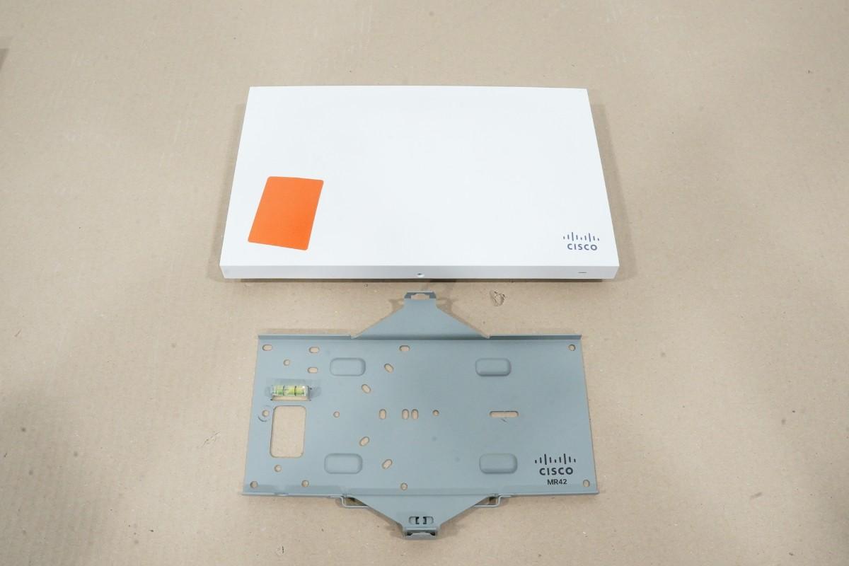 Cisco Meraki nettverksutstyr – switcher, aksesspunkter og kabler