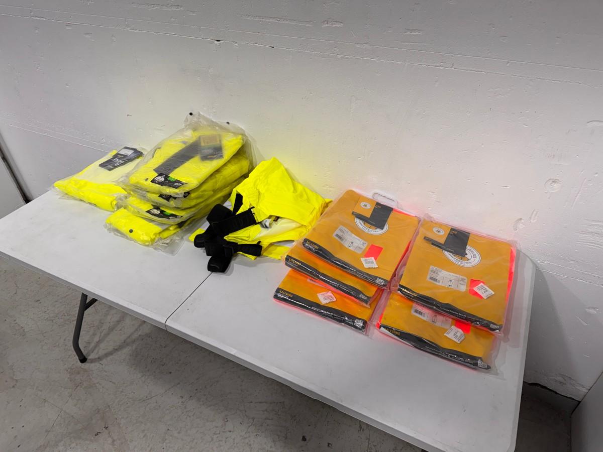 11 stk Blåkläder og Aalesund Protective Wear Regntøy og synlighetstøy