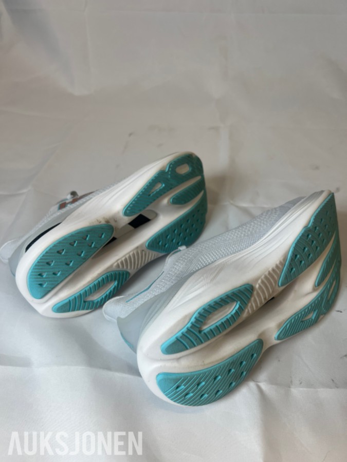 TOLLAUKSJON - W Hoka One One Skyward X