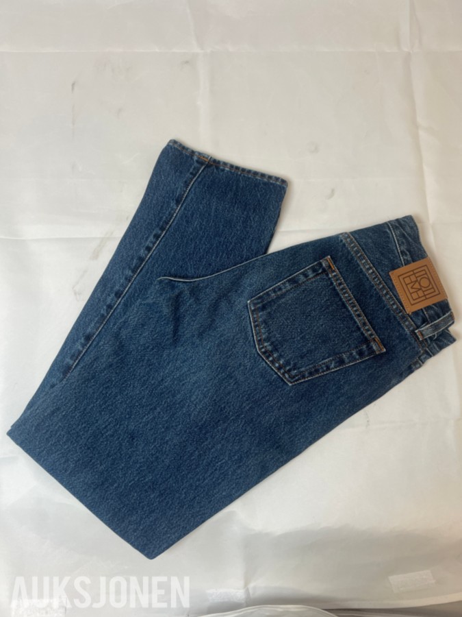 TOLLAUKSJON - Toteme Twisted Seam Denim