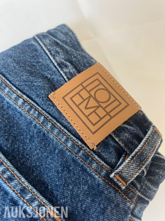 TOLLAUKSJON - Toteme Twisted Seam Denim