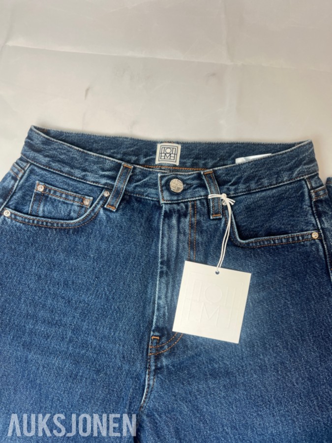 TOLLAUKSJON - Toteme Twisted Seam Denim