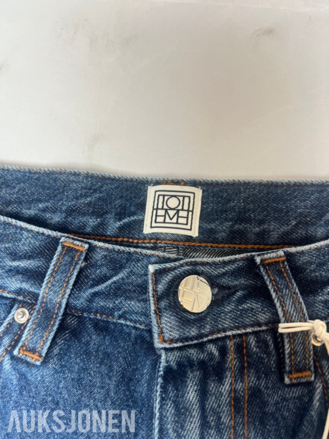 TOLLAUKSJON - Toteme Twisted Seam Denim