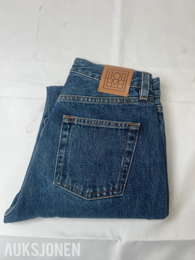 TOLLAUKSJON - Toteme Twisted Seam Denim