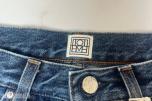 TOLLAUKSJON - Toteme Twisted Seam Denim