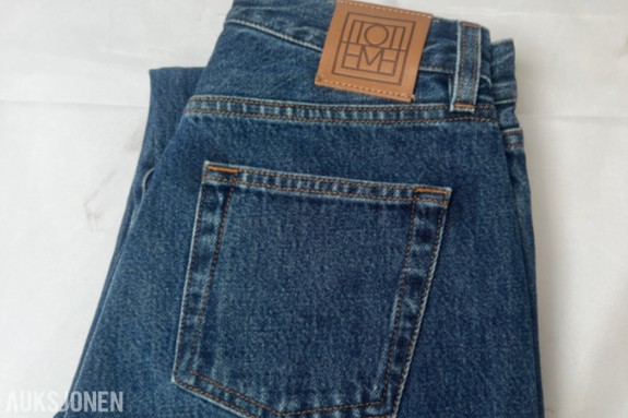 TOLLAUKSJON - Toteme Twisted Seam Denim