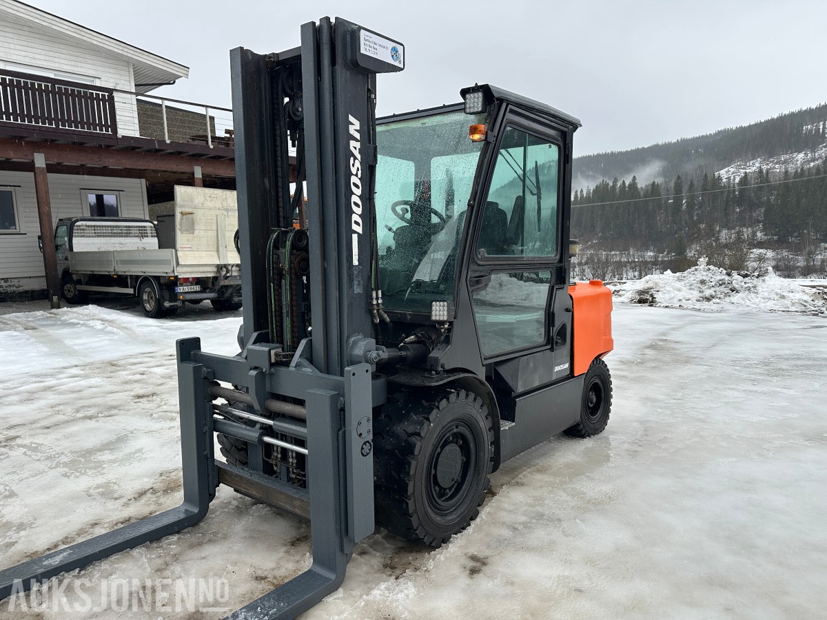 2011 Doosan 055C-5 Diesel Truck