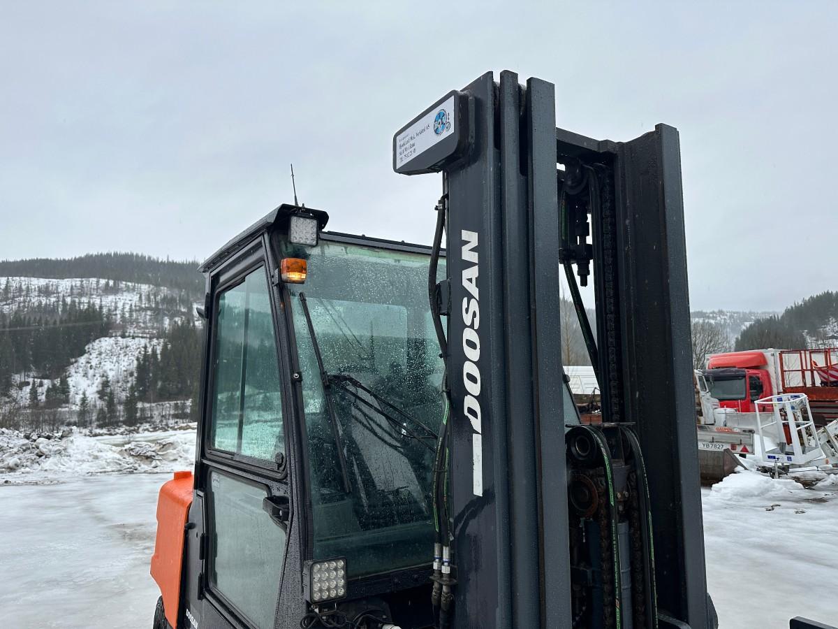 2011 Doosan 055C-5 Diesel Truck