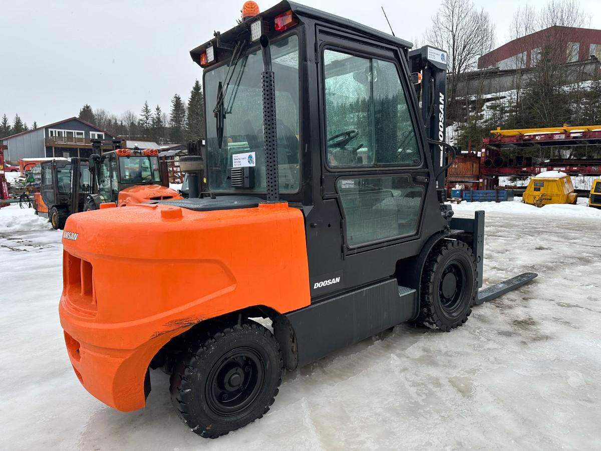 2011 Doosan 055C-5 Diesel Truck