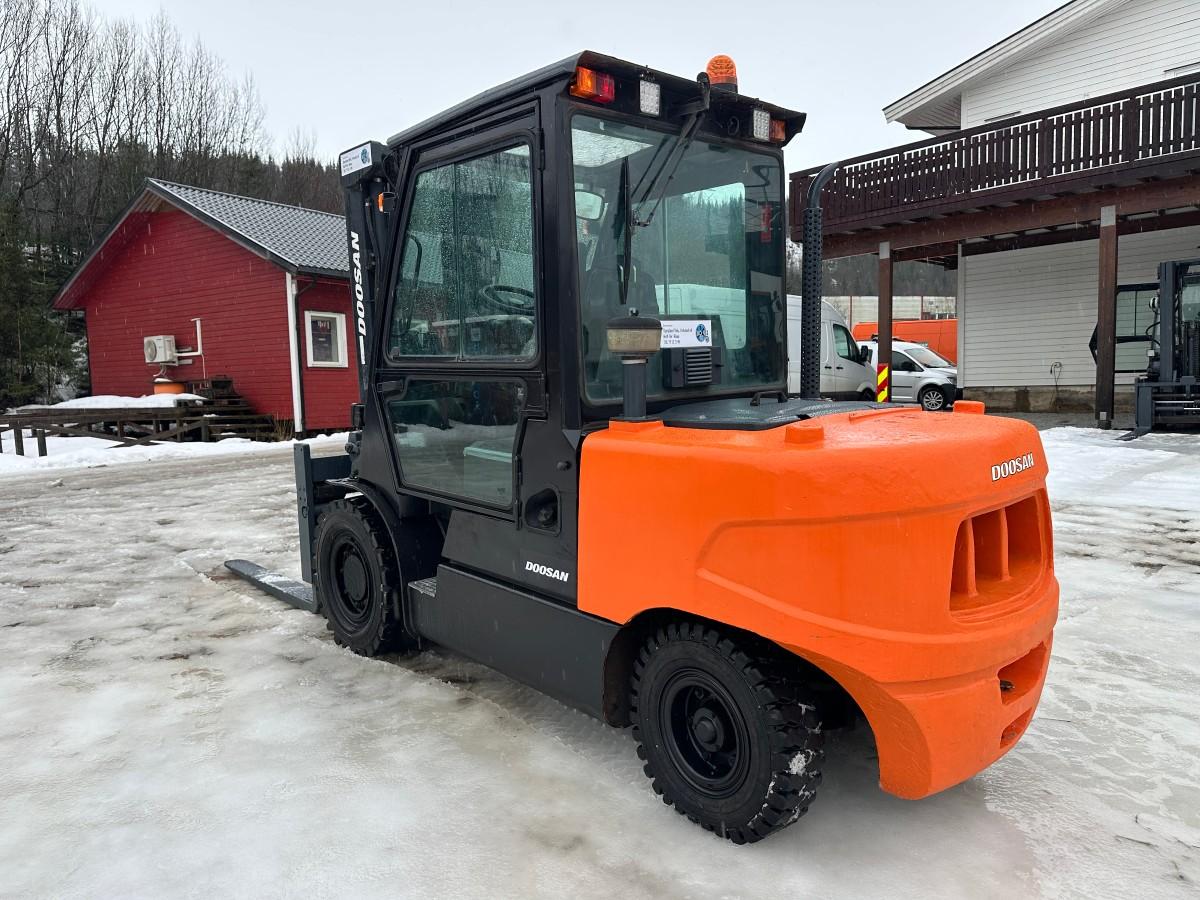 2011 Doosan 055C-5 Diesel Truck