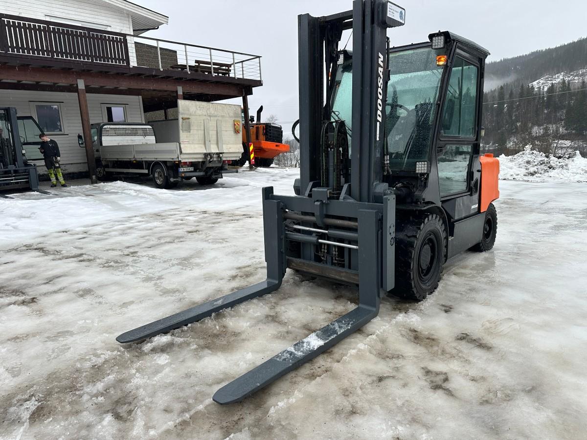 2011 Doosan 055C-5 Diesel Truck