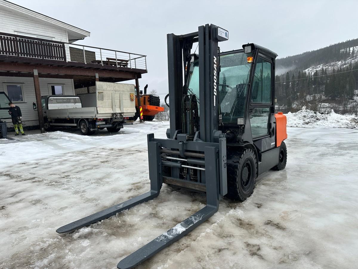 2011 Doosan 055C-5 Diesel Truck