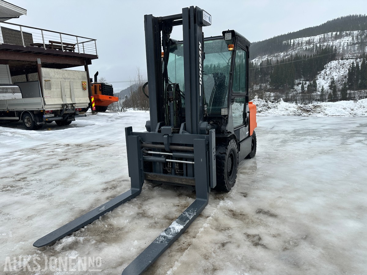 2011 Doosan 055C-5 Diesel Truck