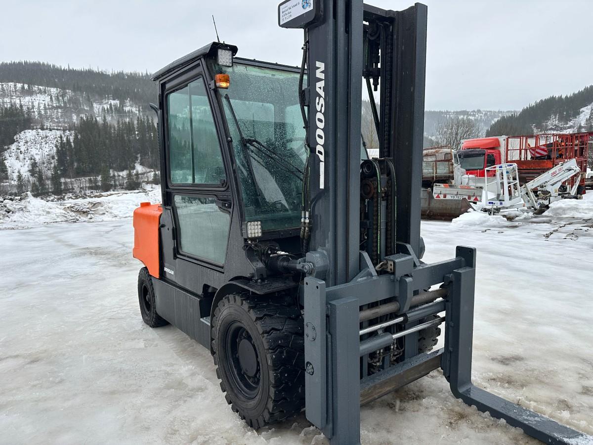 2011 Doosan 055C-5 Diesel Truck