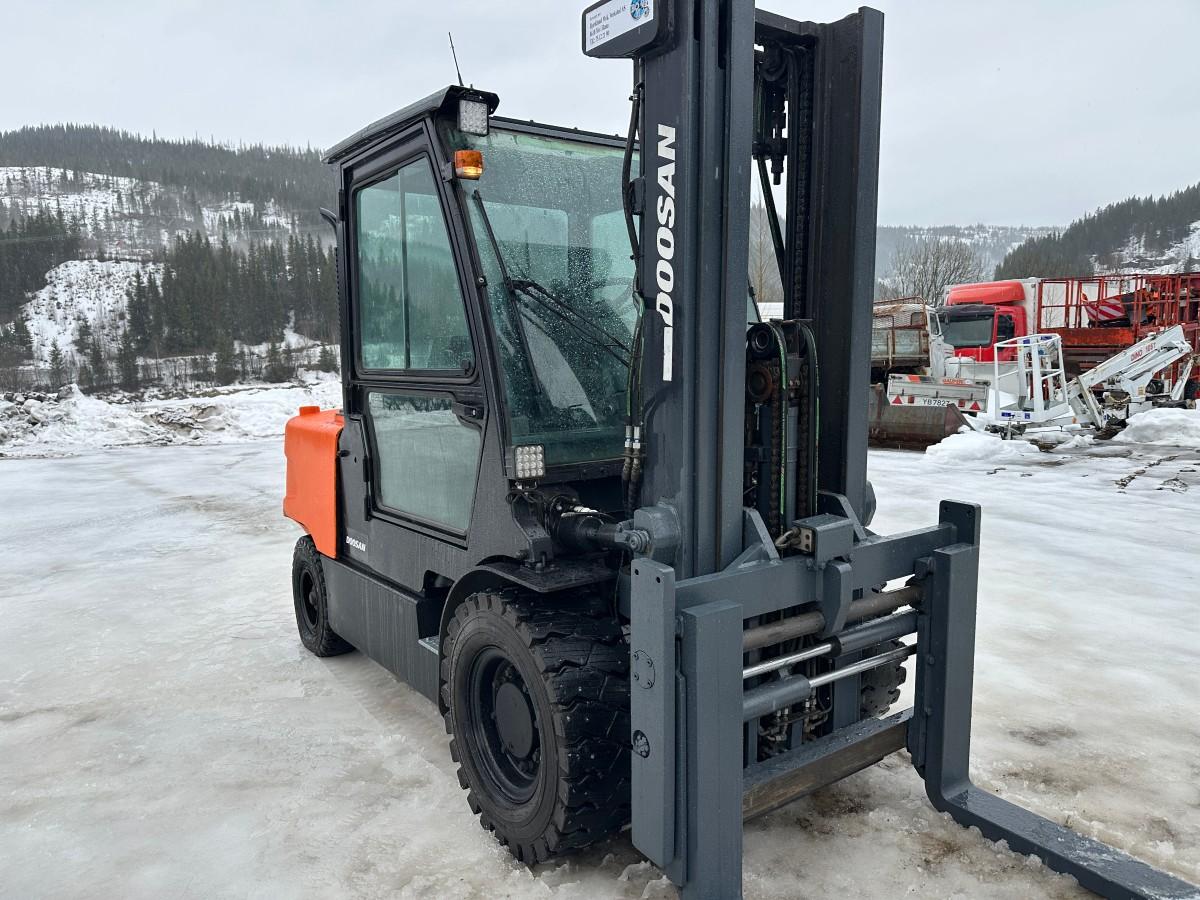 2011 Doosan 055C-5 Diesel Truck