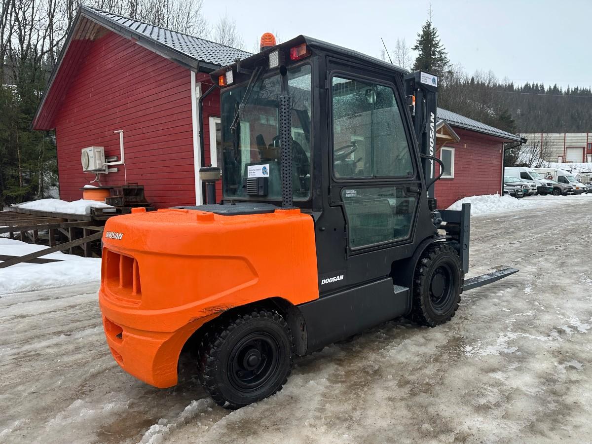 2011 Doosan 055C-5 Diesel Truck