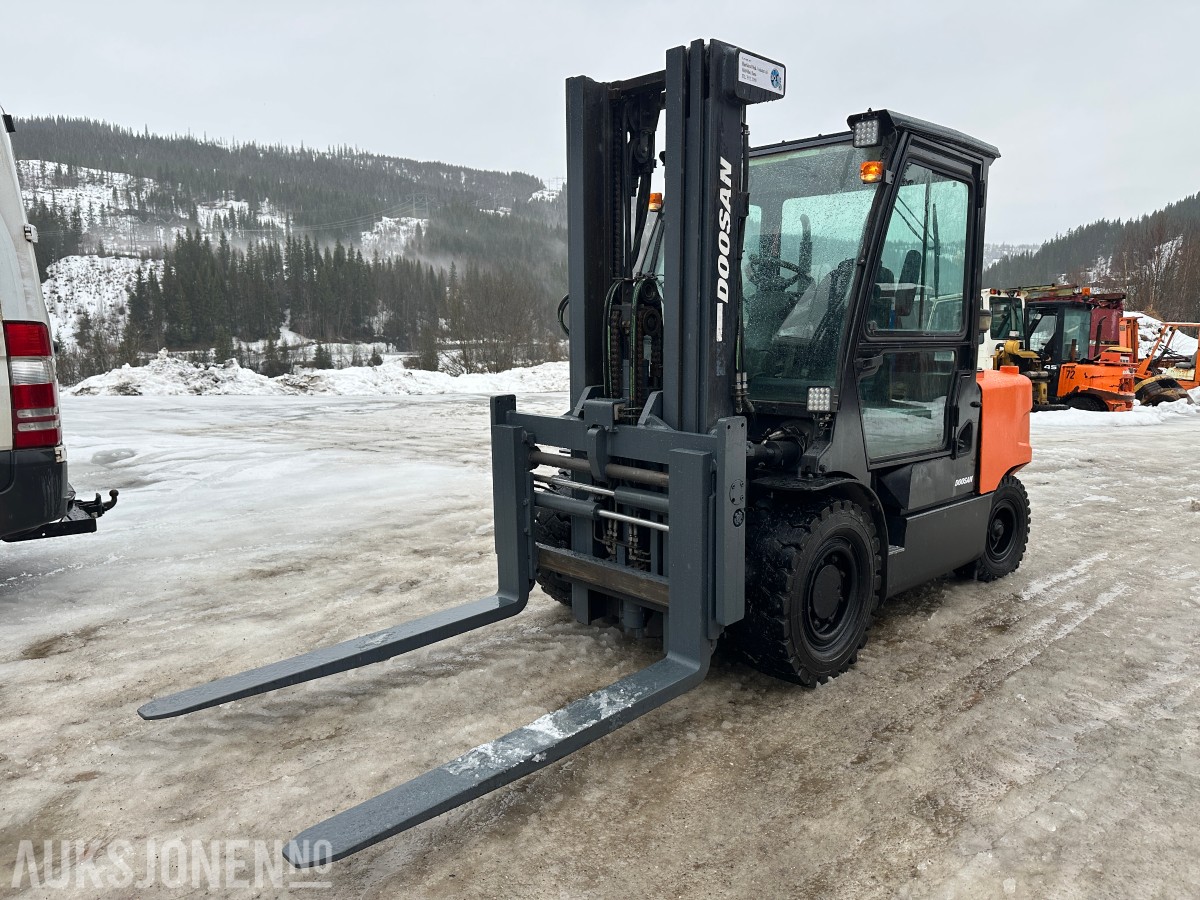 2011 Doosan 055C-5 Diesel Truck