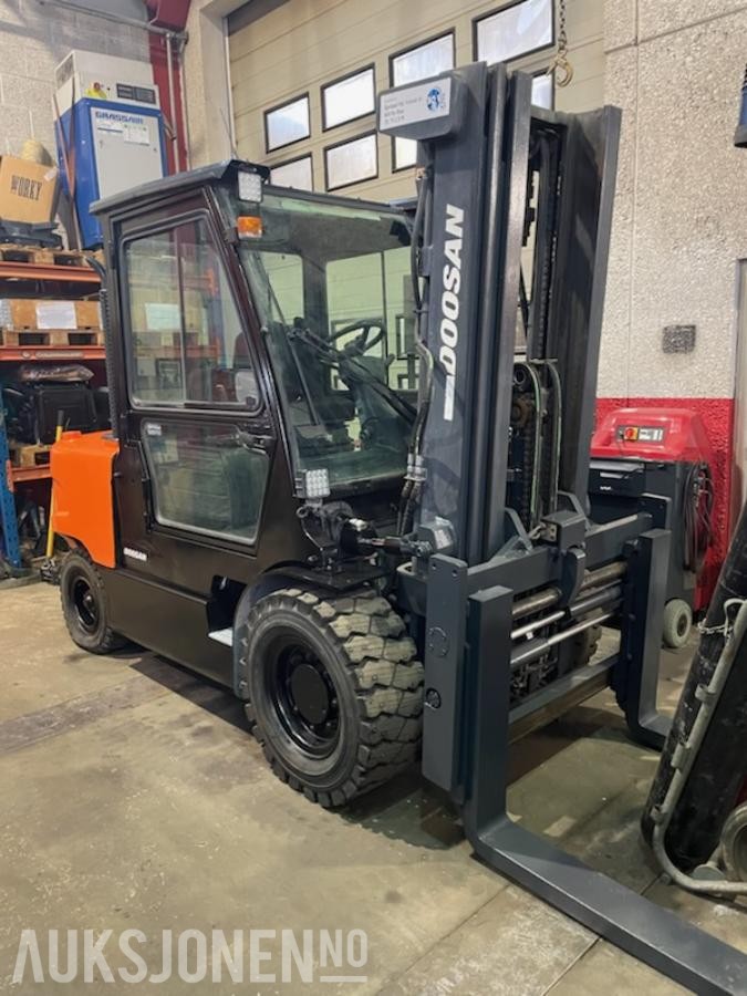 2011 Doosan 055C-5 Diesel Truck