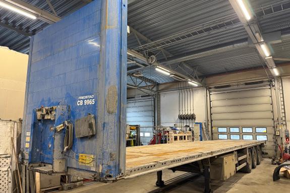 Schmitz Cargobull SCB*S3T – 3-aksla flaktralle / flatbed med bakløft - Nylig Eu-godkjent