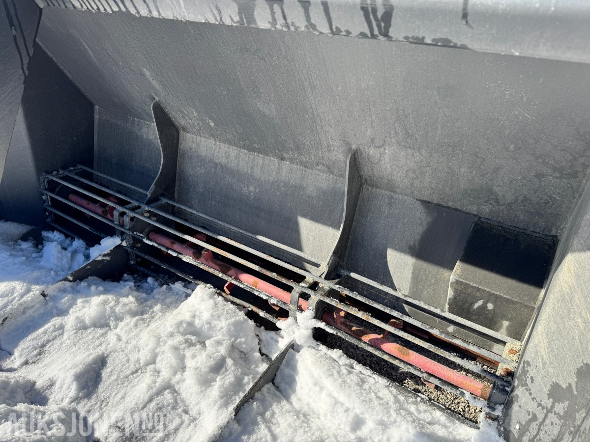 2022 Gjerstad 4000 liter strøskuffe