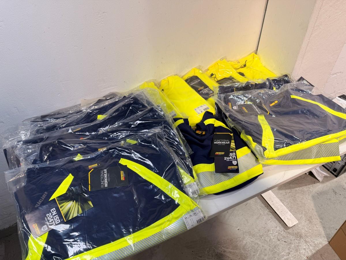 Parti med Blåkläder varselgensere og Clique T-skjorter