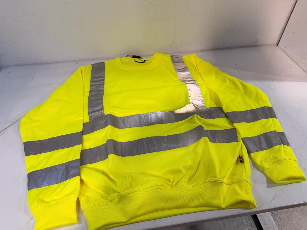 Parti med Blåkläder varselgensere og Clique T-skjorter