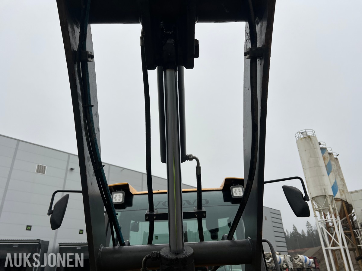 2014 Volvo L25F m/skuffe og løse pllegafler 