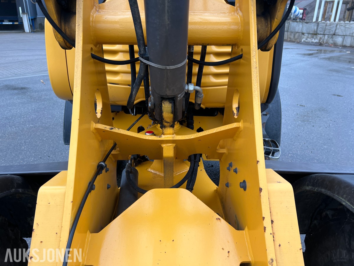2014 Volvo L25F m/skuffe og løse pllegafler 