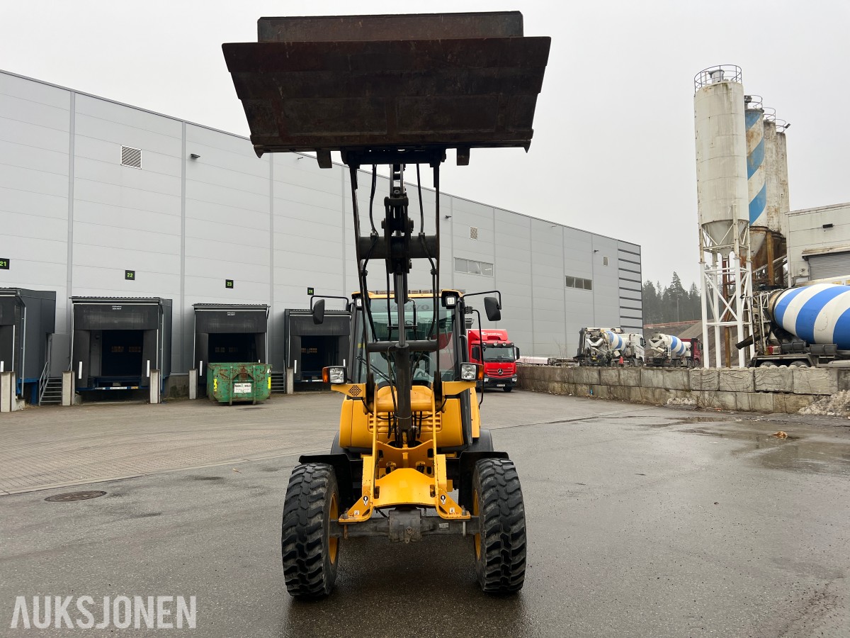 2014 Volvo L25F m/skuffe og løse pllegafler 