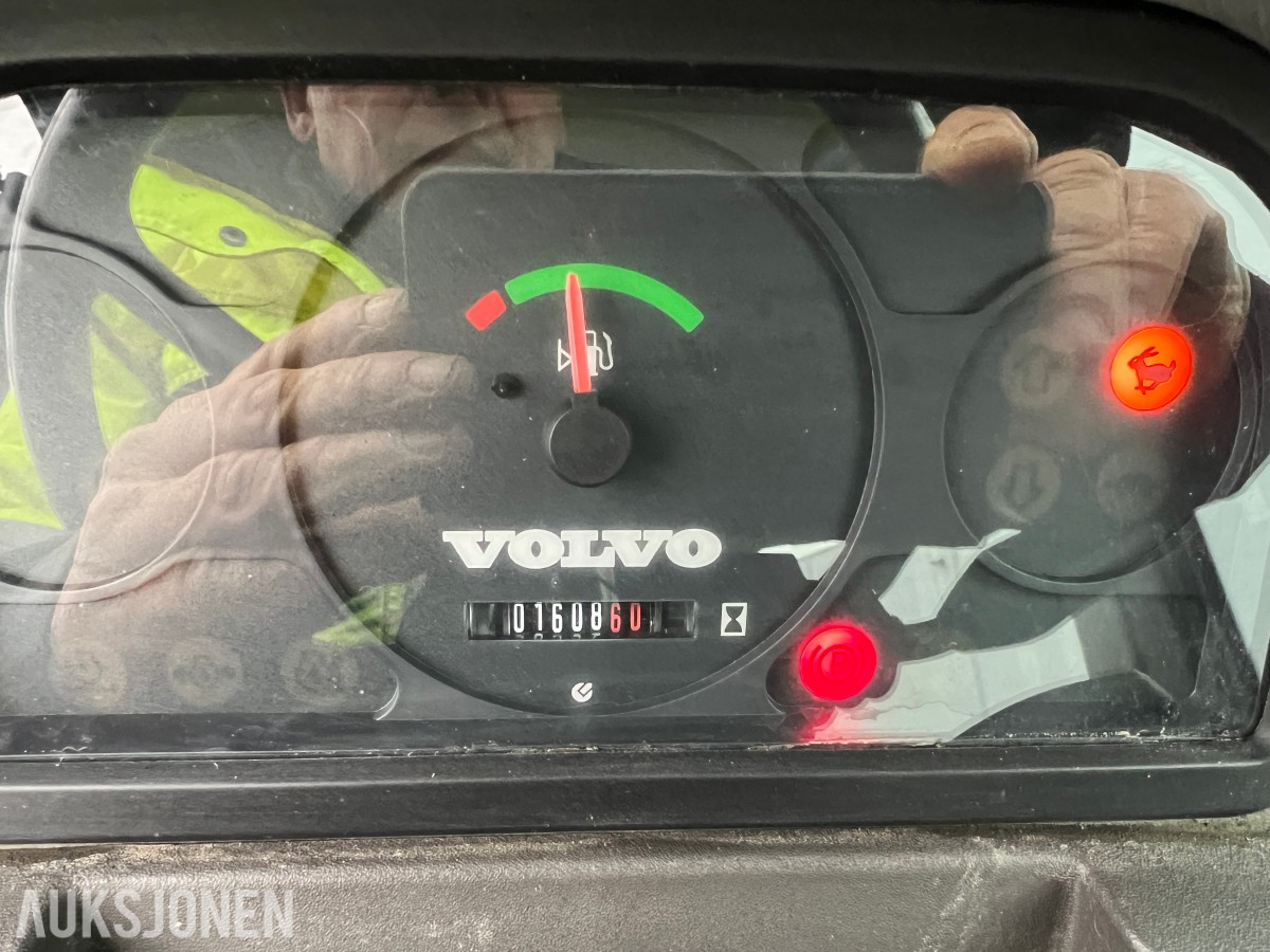 2014 Volvo L25F m/skuffe og løse pllegafler 