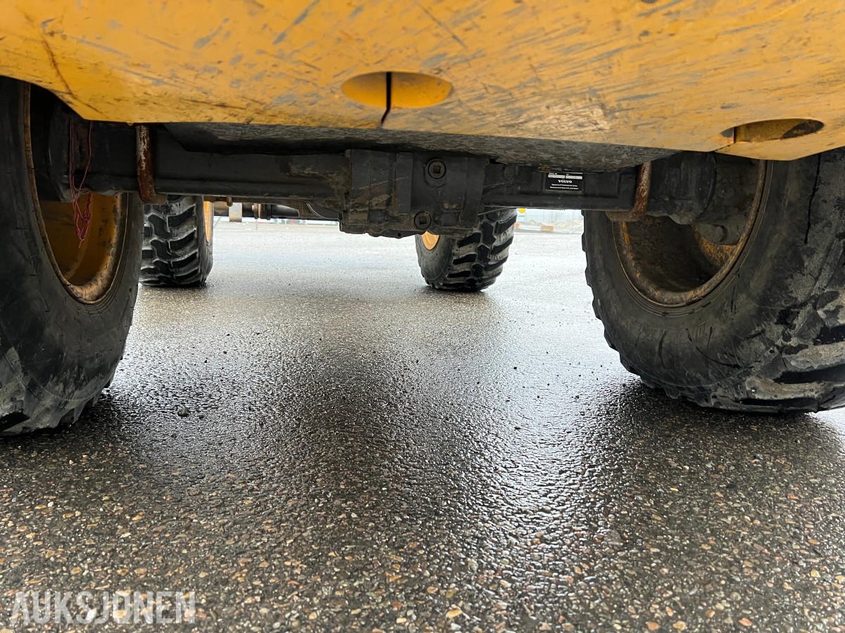 2014 Volvo L25F m/skuffe og løse pllegafler 