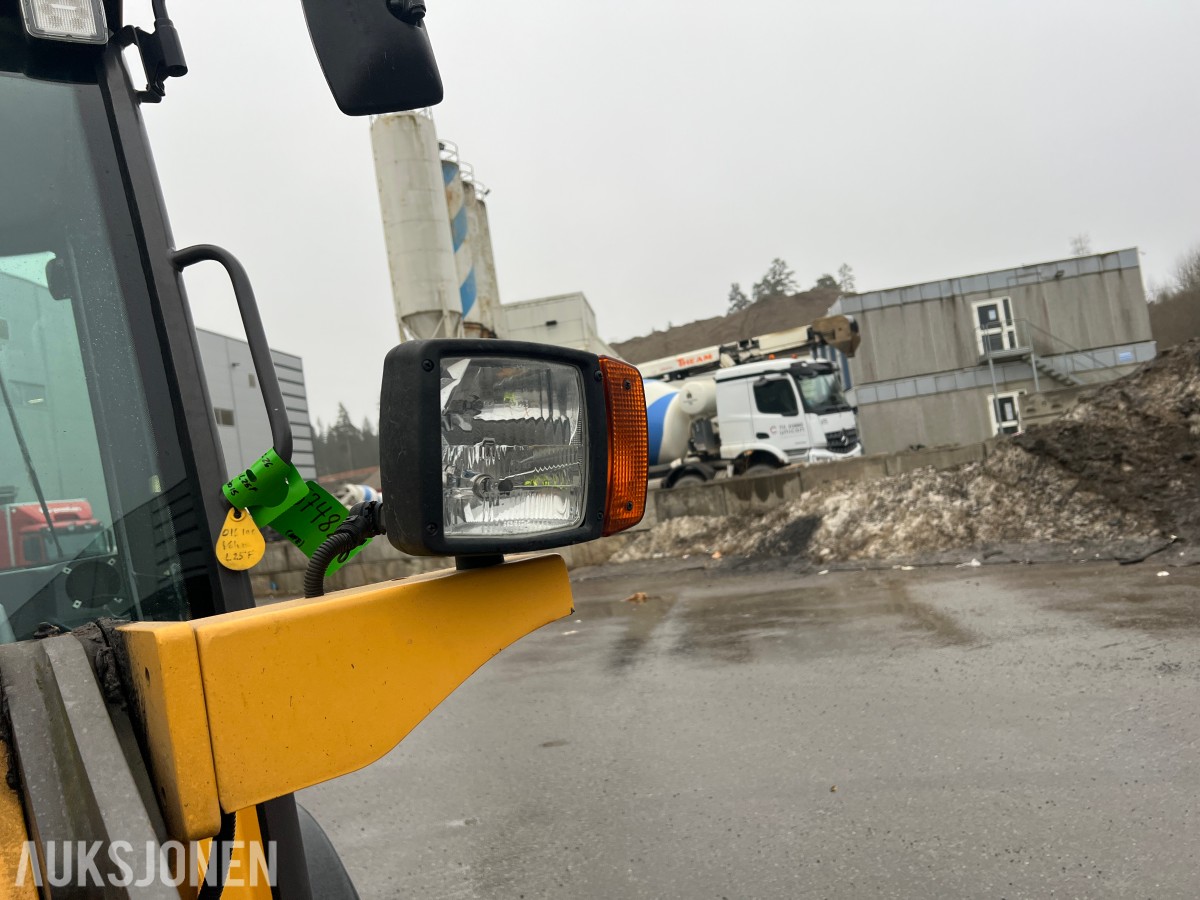2014 Volvo L25F m/skuffe og løse pllegafler 