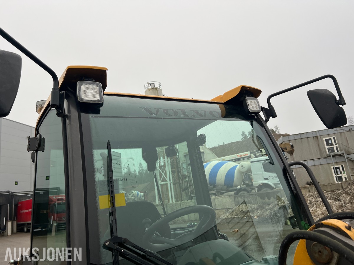 2014 Volvo L25F m/skuffe og løse pllegafler 