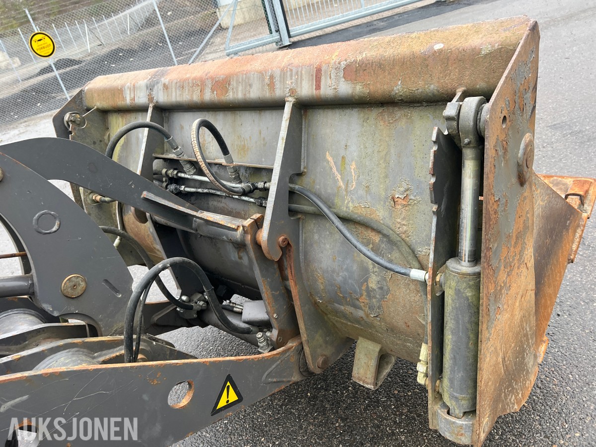 2014 Volvo L25F m/skuffe og løse pllegafler 