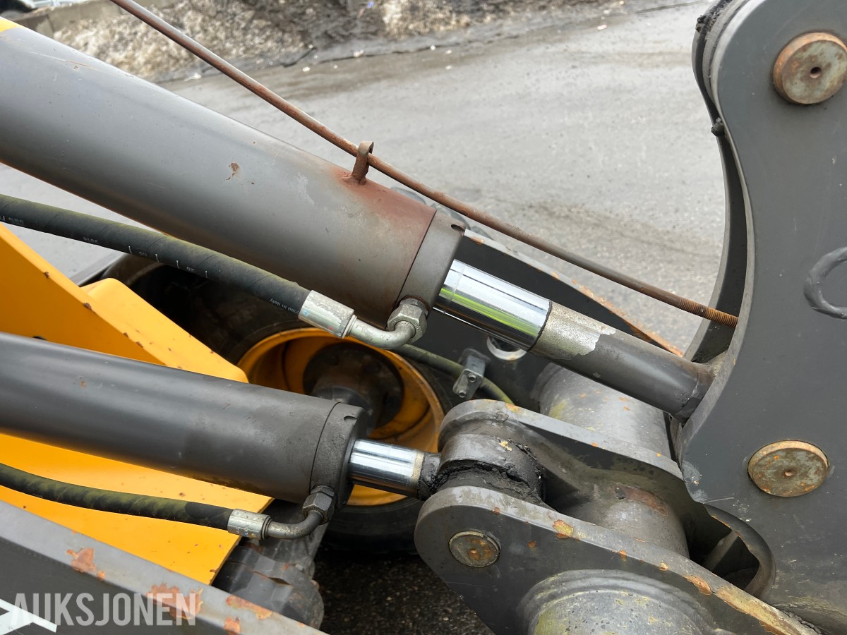 2014 Volvo L25F m/skuffe og løse pllegafler 