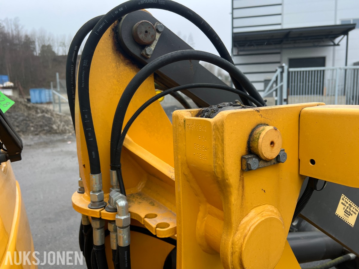 2014 Volvo L25F m/skuffe og løse pllegafler 