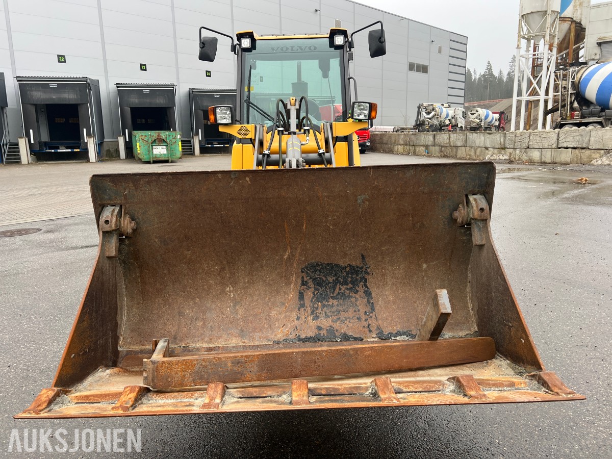 2014 Volvo L25F m/skuffe og løse pllegafler 