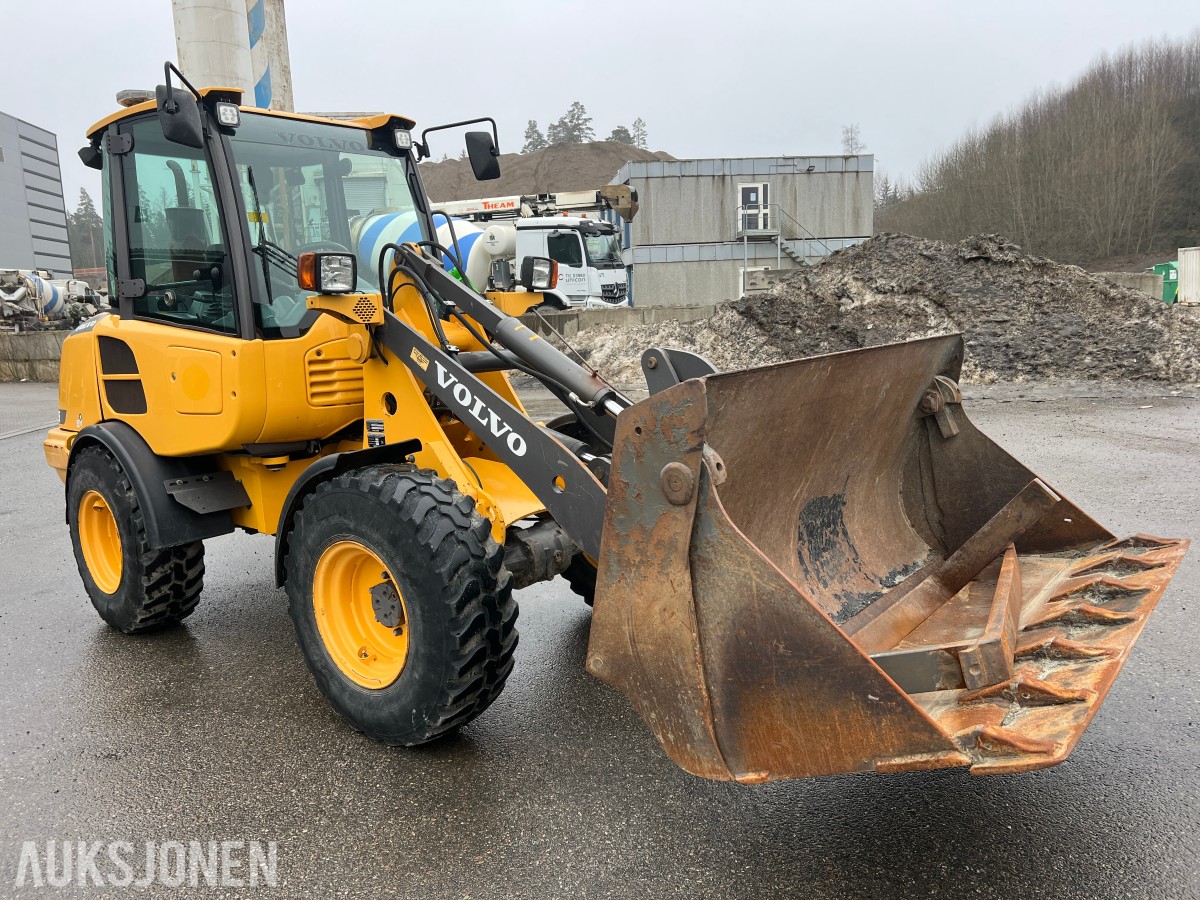 2014 Volvo L25F m/skuffe og løse pllegafler 
