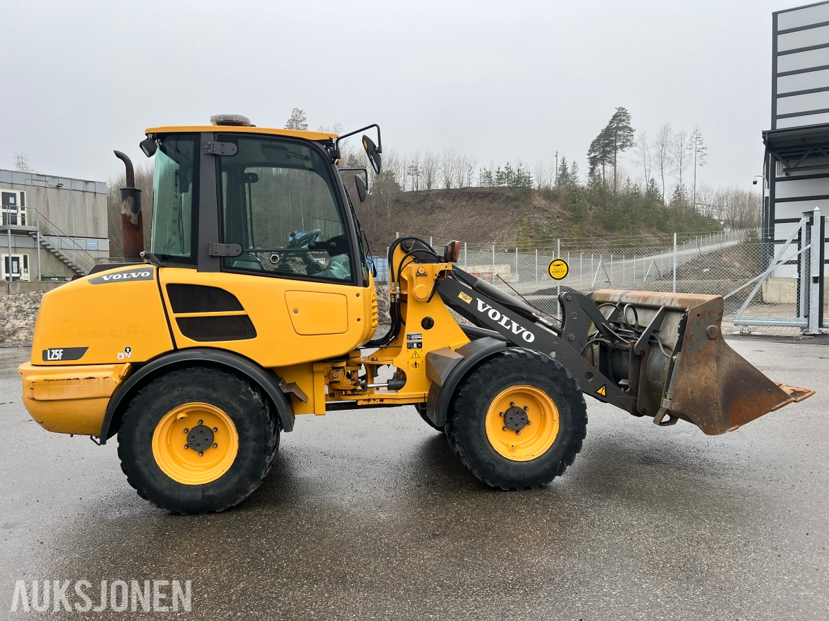 2014 Volvo L25F m/skuffe og løse pllegafler 