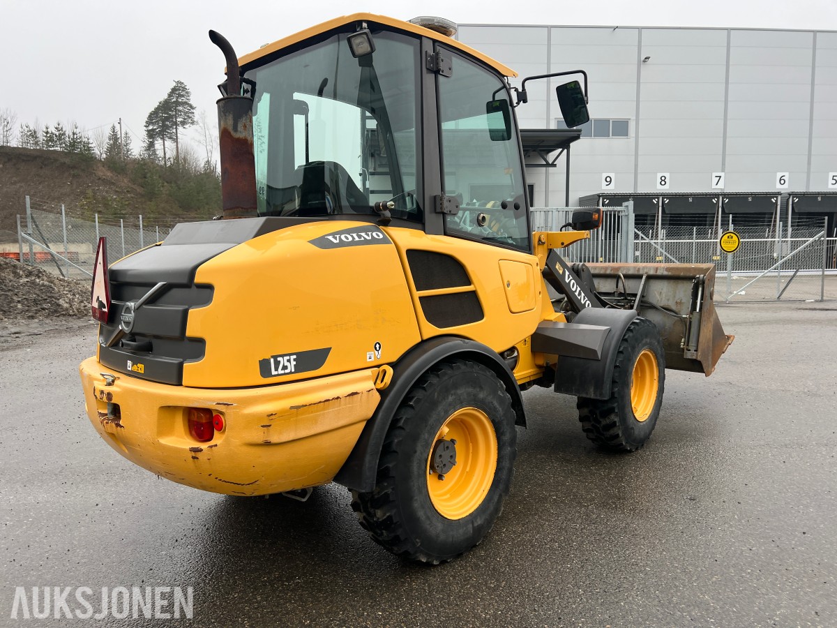 2014 Volvo L25F m/skuffe og løse pllegafler 