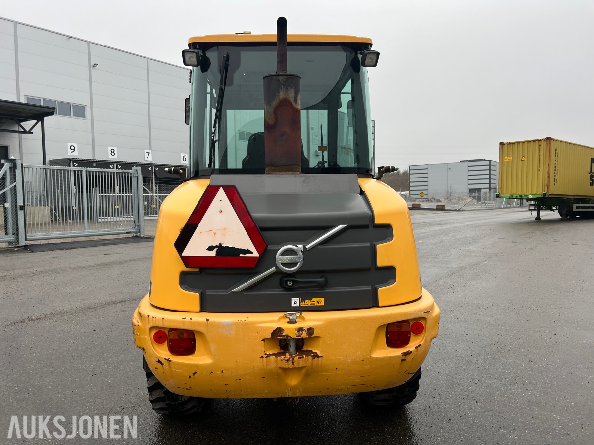 2014 Volvo L25F m/skuffe og løse pllegafler 
