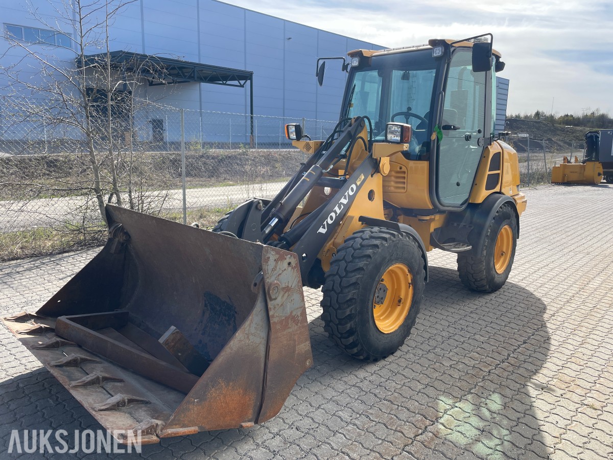 2014 Volvo L25F m/skuffe og løse pllegafler 