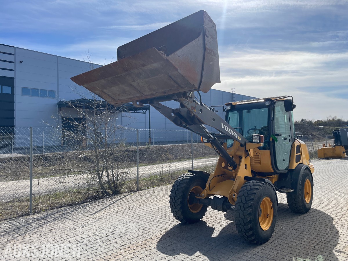 2014 Volvo L25F m/skuffe og løse pllegafler 