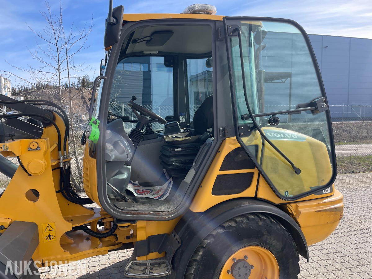 2014 Volvo L25F m/skuffe og løse pllegafler 