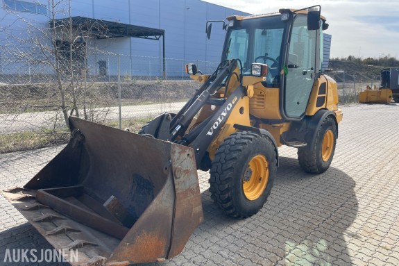 2014 Volvo L25F m/skuffe og løse pllegafler 