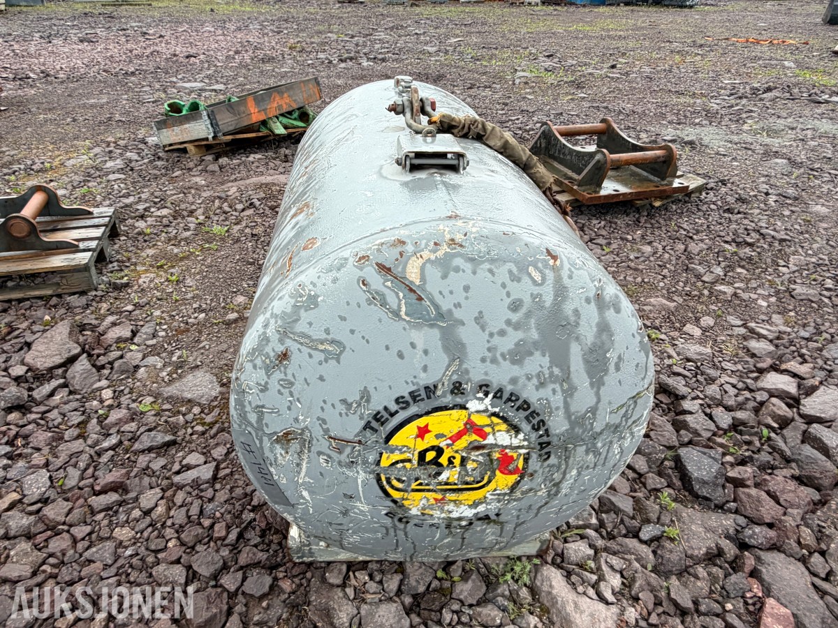 Dieseltank 1000 liter med ca 500 liter diesel