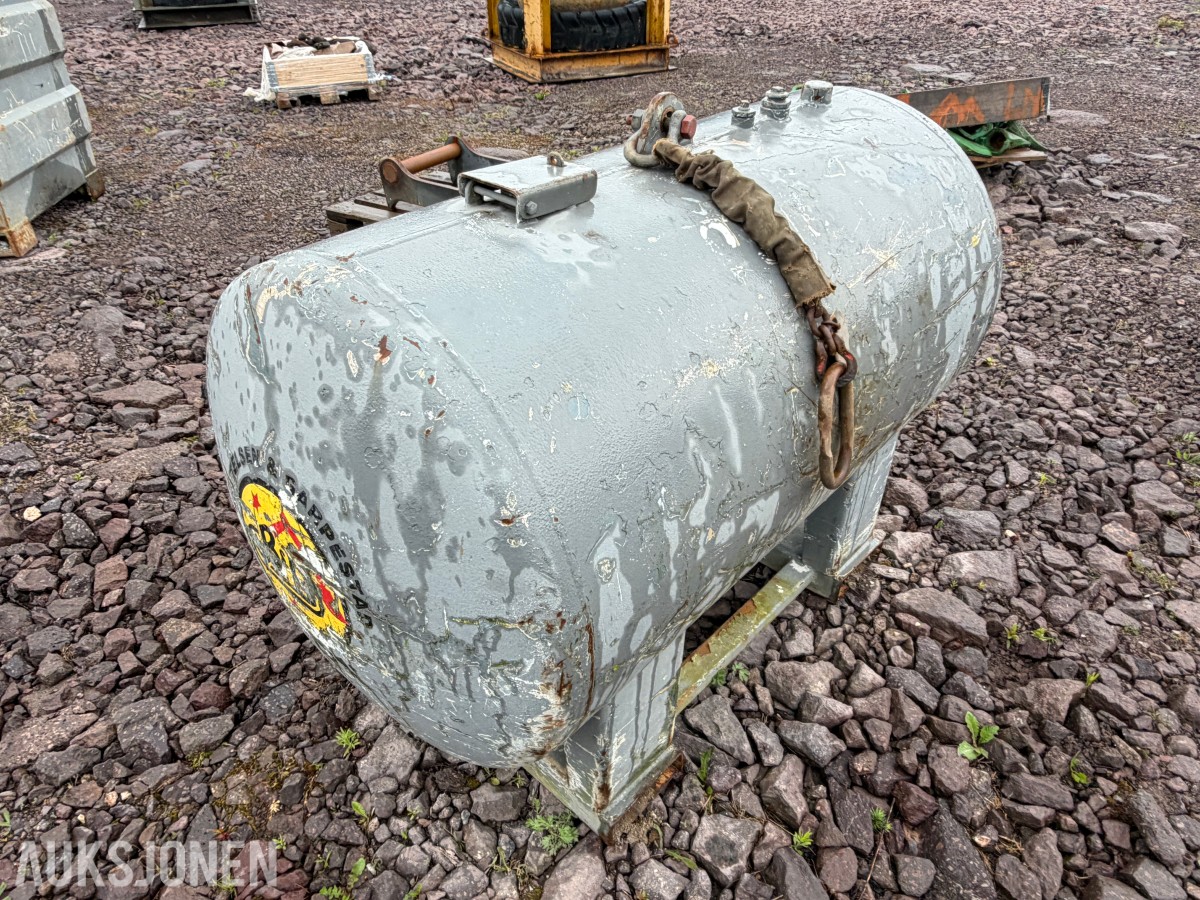 Dieseltank 1000 liter med ca 500 liter diesel