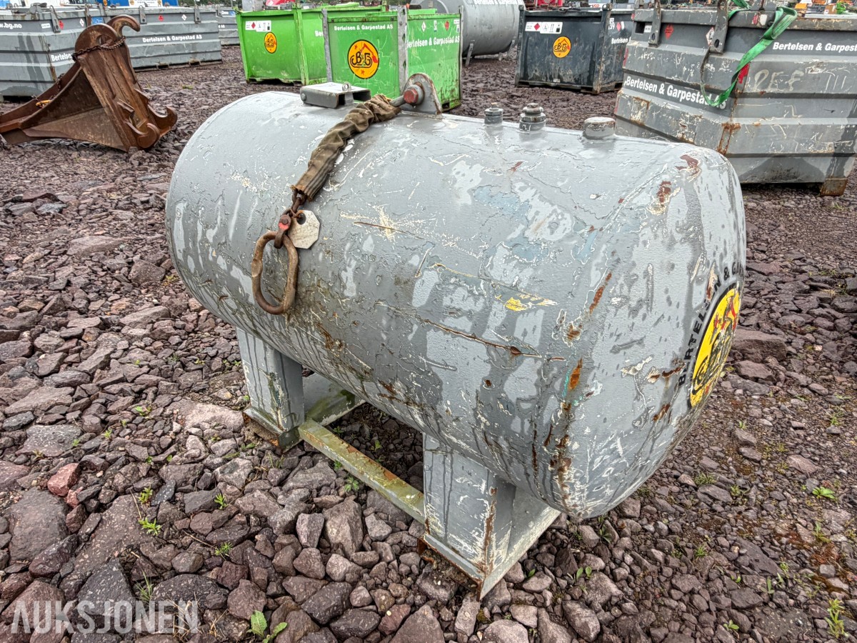Dieseltank 1000 liter med ca 500 liter diesel